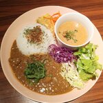 越中　上原屋 - 甘えびのビスク魚介のキーマ＆大葉とたたき梅のチキンカレーのあいがけカレー