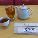 龍園 - 冷たいウーロン茶と最初に提供されたホットウーロン茶