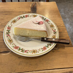 Gratbrown Roast and Bake - 桜のケーキ。420円。美味しかった！お皿も可愛いの。