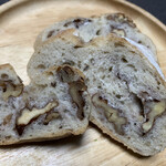 パン屋 ルーツ - くるみの底力 (ハーフ) 470円