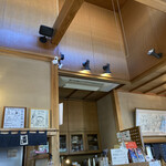 Untondokoro Shunka Shuu Tou - 天井が高く開放感のある店内。