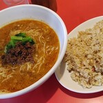 輪 - B.四川ラーメン半チャーハンセット850円(税込)
            癖になる担々スープに細麺が合う♪
            半炒飯はボリューム満点！シンプルな見た目ですが味わい深くラーメンとの相性も抜群、少しスープに浸して食うとウメー♪