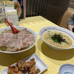 Doutomborikamukura - 左、私のチャーシュー麺 大　　右、嫁さんの雑炊