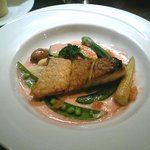 メインのオナガダイ（木苺のソース）