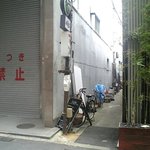 ル クロ - 路地（向いはミニストップ）