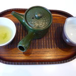 福茶 - 八女茶です．お店で一番甘味のあるお茶だそうです．