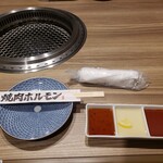 Oumi Yakiniku Horumon Sudaku - 右のタレは美味しかったですが、それ以外はダメダメです。