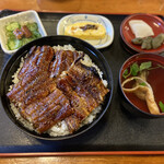 炭火焼うなぎ 東山物産 - うなぎ丼 中