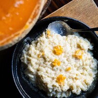 ミモレットチーズの器で仕上げる焼きチーズリゾット