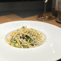 malca - 数週間しかいただけないという、シラスよりも少し苦さと旨みが充実している貴重品イカナゴを存分に、芹と一緒にアーリオ・オーリオで。