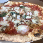 pizzeria TONINO - 本日のピッツァ「エビとマッシュルーム、モッツァレラのトマトソース」
