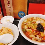 栄華楼 - ★★★五目刀削麺 900円 スープはただの五目そば！