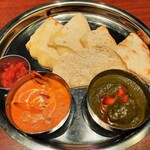 インディアン タンドリー BINDU - チーズがどっさり溢れるチーズナン、カトゥリ（小皿）に入ったカレー2種、豆のおせんべいパパドと赤いマサラ付き