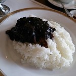 東洋軒 - 真っ黒のルーをかける