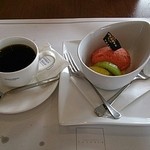 東洋軒 - セットのフルーツデザートとコーヒー