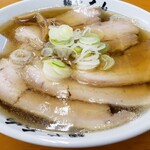 青竹手打ちラーメン 麺や 大山 - 醤油チャーシューめん  表面は超柔らかいチャーシューで麺が見えません❗