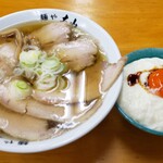 青竹手打ちラーメン 麺や 大山 - 注文した「醤油チャーシューめん」と濃厚 大和芋丼(黄身のせ)   380円が着丼