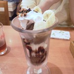 Fujiya Resutoran - チョコレートパフェ（\682）※本来上にはウエハースが載っています。食べかけ乗せてスミマセン…