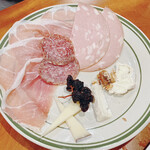 ヴィネリア グーフォ - 生ハムとチーズの盛り合わせ