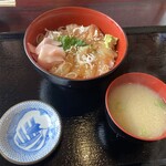 魚金寿司 すゞ木 - 天然ひらめ・寒ざわらの二色づけ丼800円