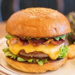 クリッターズバーガー - 2023.3 AVOCADO CHEESE BACON BURGER（1,790円）