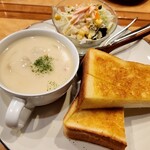 世田谷珈琲游 - クリームシチュー(サラダ、パン付)