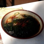 きそば 鈴一 - わかめそば370円　七味は自分でかけました(^^)b