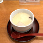 磯寿司 - 先ずは温かい茶碗蒸しが運ばれます。
            これがいきなり美味しくて、心に落ち着きを与えてくれ、ほっこり癒されます。