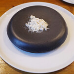 咲々 - 黒いホットケーキセット(2200円)の竹炭入りホットケーキ