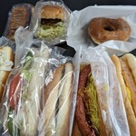 まるき製パン所 - 左下から　ハムロール、サラダロール、あんバターパン、ウィンナードッグ、エビプリカツロール　　左上からアップルパイ、ハンバーガー、ドーナツ