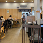 Shokudou Hasegawa - 水：券売機脇の給水機
                        ティシュー：テーブルのベンチ
                        ゴミ箱：テーブル下
                        トイレ：店外にあり
                        味変ツール：ホワイトペッパー、ブラックペッパー