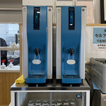 食堂 はせ川 - 水：券売機脇の給水機
ティシュー：テーブルのベンチ
ゴミ箱：テーブル下
トイレ：店外にあり
味変ツール：ホワイトペッパー、ブラックペッパー