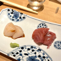 まんてん鮨 日比谷オクロジ店 - 帆立とメジマグロ（本マグロの幼魚）