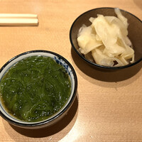 まんてん鮨 日比谷オクロジ店 - めかぶとガリ