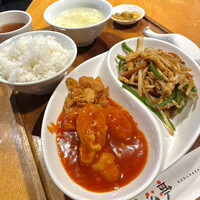神楽坂 龍公亭 - 日替わりランチ スープ付き
                    この日は青椒肉絲とエビチリ