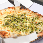 大谷石窯ピッツァ - GYOZAピザ　1200円