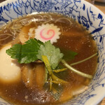 つけそば 神田 勝本 - つけ汁　卵とチャーシューが入っています