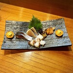 小魚料理 とみ助 - お造りの内容はしめ鯖、寒鰆の炙り、タコぶつ(水蛸)、栄螺になります(o^^o)