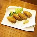 小魚料理 とみ助 - 県内産の真牡蠣を使ったかきフライです(o^^o)