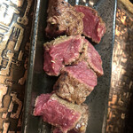 同心亭 - ハラミと同じように焼くけど、これはヒレ赤身。山葵醤油でいただきます！