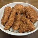 志多美屋 - 倍盛り ソースかつ丼／1,400円
            (サラダ・お新香) 付き