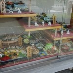 魚繁 - 店頭の陳列ケース