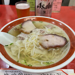 丸萬 - サービス雲呑に麺追加。細目の平打ち麺に♡目。そして肉厚の昔ながらの焼豚に感動。