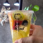 ボンルトゥール - 生フルーツスカッシュ(税込850円)
蜜柑、ピオーネ、メロン、柚子、林檎、苺、桃、キウイ、シャインマスカット、グレープフルーツ、パイナップル、マンゴーと約12種類、見映えは当然意識(笑)