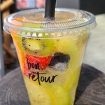 ボンルトゥール - 生フルーツスカッシュ(税込850円)
「ストローで良く潰して飲んで下さい」と手渡し
手持ちのスパークリング天然水を継ぎ足しつつ楽しんだのですが、これが正解でしょう♪
様々に味わいが変わり面白い
