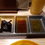 Hachi Ichi - 鶏刺し用つけ皿 左から甘口醤油、ポン酢、胡麻油