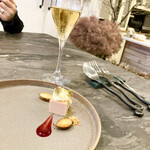 スープとカレー ボンジョルネ - ●Amuse
      ビーツの塩チーズケーキ
      アピオスを添えて