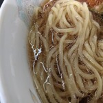 亀山トラックステーション  - スープに絡んだ麺がコチラ↑　(⁠ ⁠ꈍ⁠ᴗ⁠ꈍ⁠)