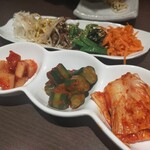 韓国家庭料理　舎廊房 - ナムル5種盛り、キムチ盛り合わせ