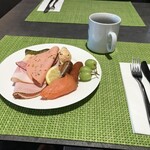 NOVOTEL - 料理写真:ハム、ソーセージ、サーモン、パン